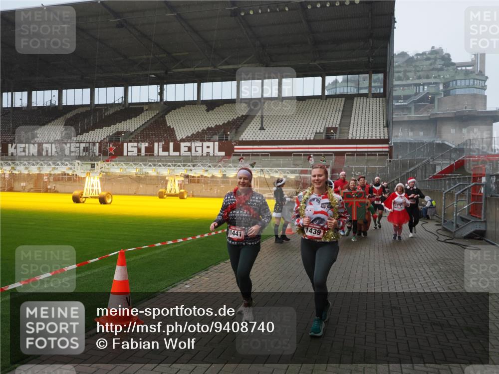 07.12.2025 - St. Pauli X-Mass-Run No. 15 Fabian Wolf http://msf.ph/oto/9408740 07.12.2025 11:07:51 Ziel 271, 273, 286, 293, 332, 377, 389, 397, 623, 774, 1107, 1123, 1129, 1378, 1381, 1382, 1383, 1439, 1441, 1460, 1509, 1812, 1910, 2693 meine-sportfotos.de