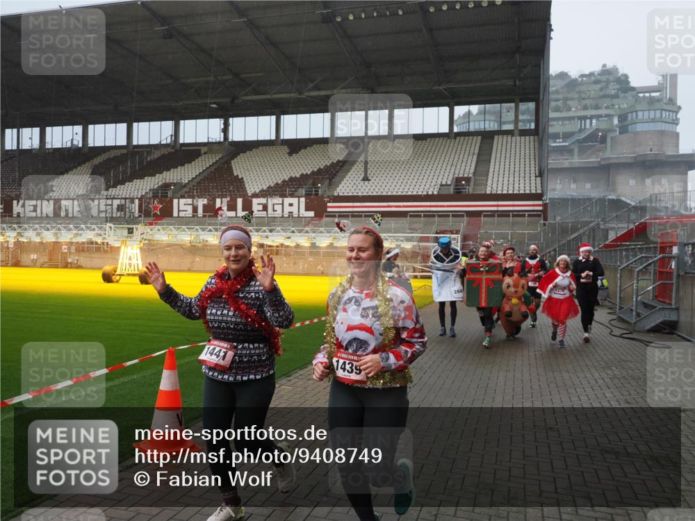 07.12.2025 - St. Pauli X-Mass-Run No. 15 Fabian Wolf http://msf.ph/oto/9408749 07.12.2025 11:07:52 Ziel 271, 273, 286, 293, 332, 389, 397, 772, 774, 1107, 1123, 1129, 1378, 1381, 1382, 1383, 1439, 1441, 1460, 1812, 2693 meine-sportfotos.de