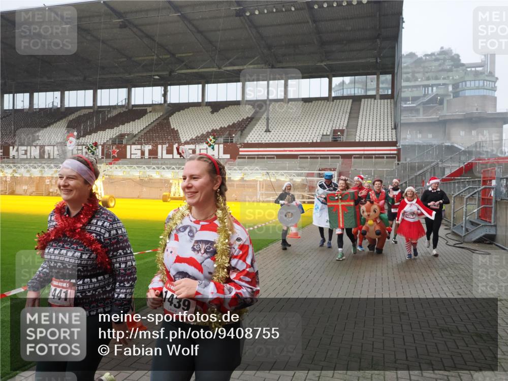 07.12.2025 - St. Pauli X-Mass-Run No. 15 Fabian Wolf http://msf.ph/oto/9408755 07.12.2025 11:07:52 Ziel 271, 273, 286, 293, 332, 389, 397, 772, 774, 1107, 1123, 1129, 1378, 1381, 1382, 1383, 1439, 1441, 1460, 1812, 2693 meine-sportfotos.de