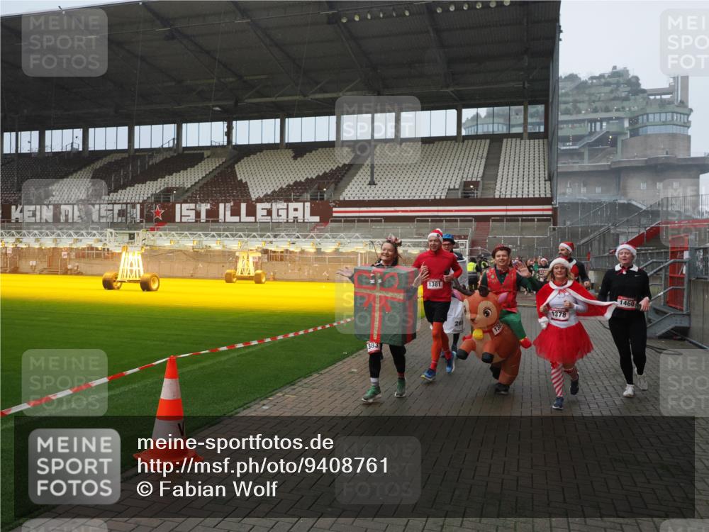 07.12.2025 - St. Pauli X-Mass-Run No. 15 Fabian Wolf http://msf.ph/oto/9408761 07.12.2025 11:07:54 Ziel 271, 273, 286, 293, 389, 397, 653, 772, 774, 1107, 1123, 1129, 1342, 1378, 1381, 1382, 1383, 1439, 1441, 1460, 1520, 1525, 1812, 2693 meine-sportfotos.de