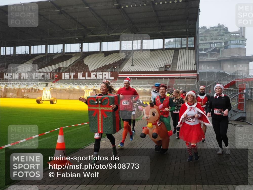 07.12.2025 - St. Pauli X-Mass-Run No. 15 Fabian Wolf http://msf.ph/oto/9408773 07.12.2025 11:07:54 Ziel 271, 273, 286, 293, 389, 397, 653, 772, 774, 1107, 1123, 1129, 1342, 1378, 1381, 1382, 1383, 1439, 1441, 1460, 1520, 1525, 1812, 2693 meine-sportfotos.de