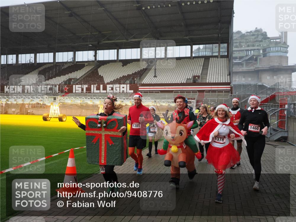 07.12.2025 - St. Pauli X-Mass-Run No. 15 Fabian Wolf http://msf.ph/oto/9408776 07.12.2025 11:07:55 Ziel 271, 273, 286, 293, 389, 397, 653, 772, 774, 1107, 1123, 1129, 1230, 1342, 1355, 1378, 1381, 1382, 1383, 1439, 1441, 1460, 1520, 1525, 1812, 4815 meine-sportfotos.de