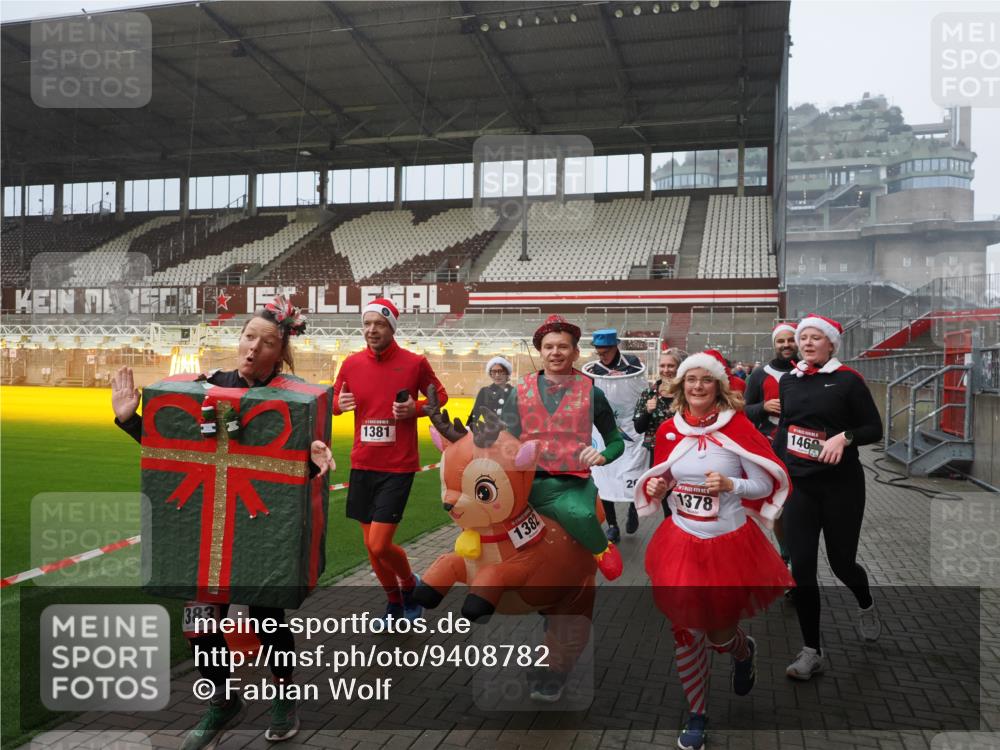 07.12.2025 - St. Pauli X-Mass-Run No. 15 Fabian Wolf http://msf.ph/oto/9408782 07.12.2025 11:07:55 Ziel 271, 273, 286, 293, 389, 397, 653, 772, 774, 1107, 1123, 1129, 1230, 1342, 1355, 1378, 1381, 1382, 1383, 1439, 1441, 1460, 1520, 1525, 1812, 4815 meine-sportfotos.de