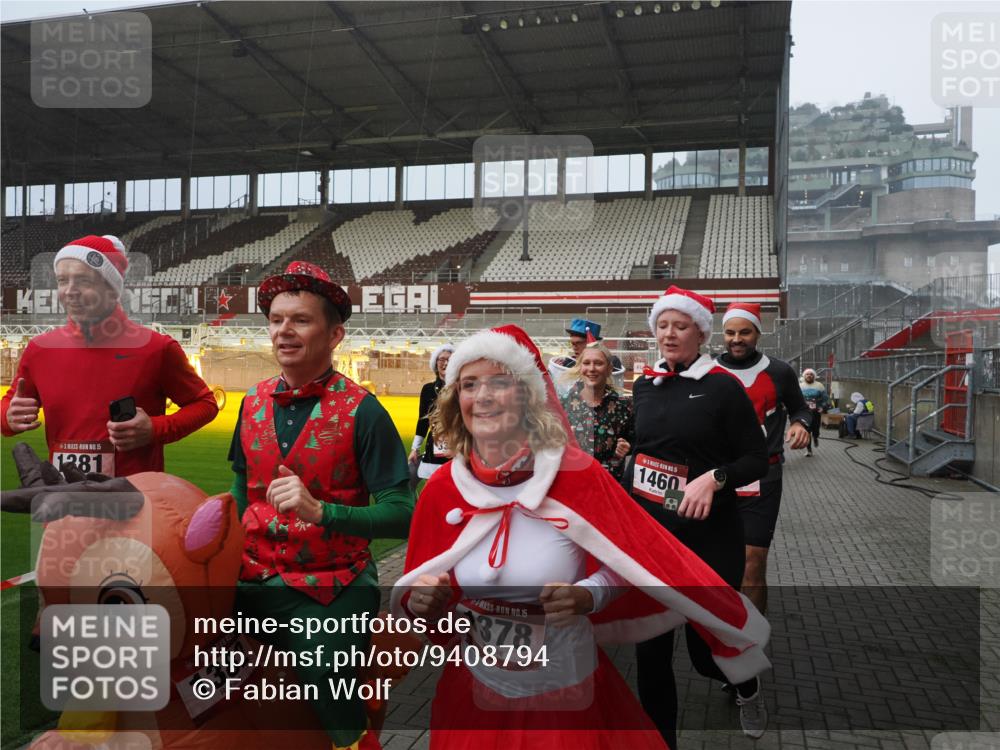 07.12.2025 - St. Pauli X-Mass-Run No. 15 Fabian Wolf http://msf.ph/oto/9408794 07.12.2025 11:07:56 Ziel 271, 273, 286, 293, 389, 397, 653, 772, 774, 1107, 1123, 1129, 1226, 1230, 1249, 1342, 1355, 1378, 1381, 1382, 1383, 1439, 1441, 1460, 1520, 1525, 1812, 4815 meine-sportfotos.de