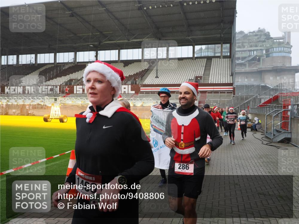 07.12.2025 - St. Pauli X-Mass-Run No. 15 Fabian Wolf http://msf.ph/oto/9408806 07.12.2025 11:07:57 Ziel 271, 273, 286, 293, 389, 397, 653, 772, 774, 1107, 1123, 1129, 1226, 1230, 1249, 1342, 1355, 1378, 1381, 1382, 1383, 1439, 1441, 1460, 1520, 1525, 1809, 1810, 1812, 4798, 4815 meine-sportfotos.de
