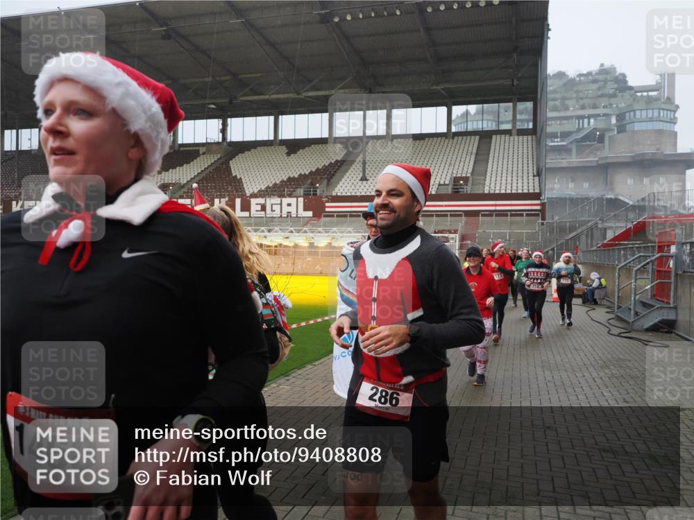 07.12.2025 - St. Pauli X-Mass-Run No. 15 Fabian Wolf http://msf.ph/oto/9408808 07.12.2025 11:07:57 Ziel 271, 273, 286, 293, 389, 397, 653, 772, 774, 1107, 1123, 1129, 1226, 1230, 1249, 1342, 1355, 1378, 1381, 1382, 1383, 1439, 1441, 1460, 1520, 1525, 1809, 1810, 1812, 4798, 4815 meine-sportfotos.de