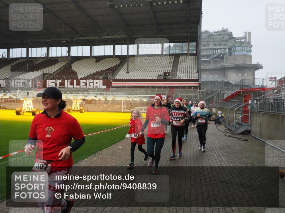 07.12.2025 - St. Pauli X-Mass-Run No. 15 Fabian Wolf http://msf.ph/oto/9408839 07.12.2025 11:07:59 Ziel 271, 273, 286, 293, 629, 635, 653, 772, 774, 1107, 1123, 1129, 1226, 1230, 1249, 1342, 1355, 1378, 1381, 1382, 1383, 1439, 1441, 1460, 1520, 1525, 1809, 1810, 1812, 4798, 4815 meine-sportfotos.de
