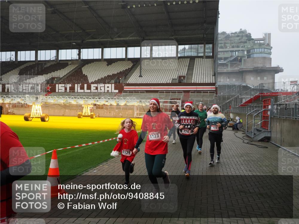 07.12.2025 - St. Pauli X-Mass-Run No. 15 Fabian Wolf http://msf.ph/oto/9408845 07.12.2025 11:07:59 Ziel 271, 273, 286, 293, 629, 635, 653, 772, 774, 1107, 1123, 1129, 1226, 1230, 1249, 1342, 1355, 1378, 1381, 1382, 1383, 1439, 1441, 1460, 1520, 1525, 1809, 1810, 1812, 4798, 4815 meine-sportfotos.de