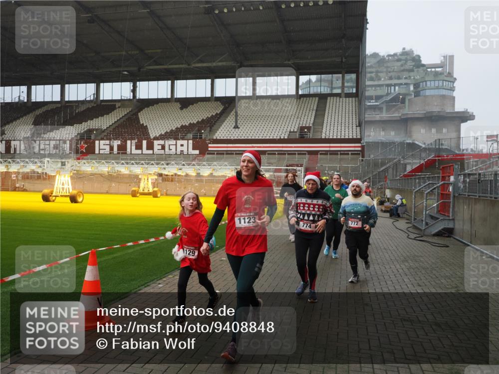 07.12.2025 - St. Pauli X-Mass-Run No. 15 Fabian Wolf http://msf.ph/oto/9408848 07.12.2025 11:08:00 Ziel 271, 273, 286, 293, 629, 635, 653, 772, 774, 1107, 1123, 1129, 1226, 1230, 1249, 1342, 1355, 1378, 1381, 1382, 1383, 1439, 1441, 1460, 1520, 1525, 1809, 1810, 1812, 4798, 4815 meine-sportfotos.de