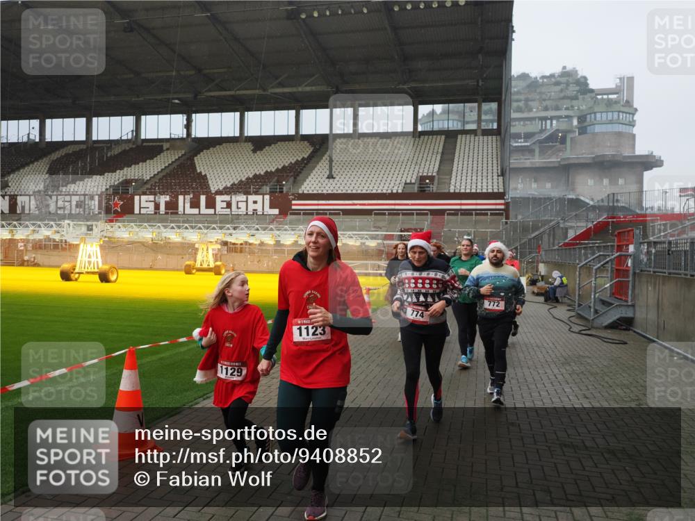 07.12.2025 - St. Pauli X-Mass-Run No. 15 Fabian Wolf http://msf.ph/oto/9408852 07.12.2025 11:08:00 Ziel 271, 273, 286, 293, 629, 635, 653, 772, 774, 1107, 1123, 1129, 1226, 1230, 1249, 1342, 1355, 1378, 1381, 1382, 1383, 1439, 1441, 1460, 1520, 1525, 1809, 1810, 1812, 4798, 4815 meine-sportfotos.de