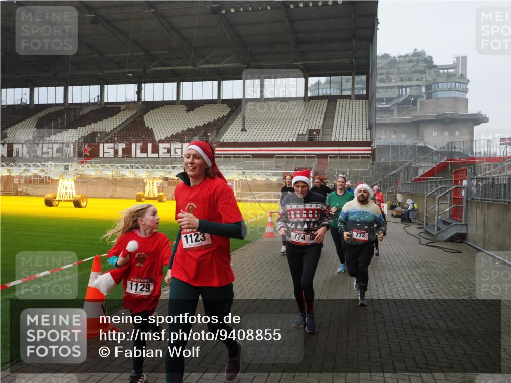 07.12.2025 - St. Pauli X-Mass-Run No. 15 Fabian Wolf http://msf.ph/oto/9408855 07.12.2025 11:08:00 Ziel 271, 273, 286, 293, 629, 635, 653, 772, 774, 1107, 1123, 1129, 1226, 1230, 1249, 1342, 1355, 1378, 1381, 1382, 1383, 1439, 1441, 1460, 1520, 1525, 1809, 1810, 1812, 4798, 4815 meine-sportfotos.de