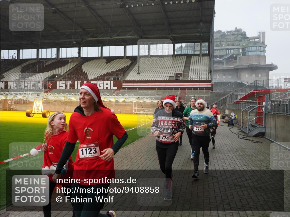 07.12.2025 - St. Pauli X-Mass-Run No. 15 Fabian Wolf http://msf.ph/oto/9408858 07.12.2025 11:08:00 Ziel 271, 273, 286, 293, 629, 635, 653, 772, 774, 1107, 1123, 1129, 1226, 1230, 1249, 1342, 1355, 1378, 1381, 1382, 1383, 1439, 1441, 1460, 1520, 1525, 1809, 1810, 1812, 4798, 4815 meine-sportfotos.de