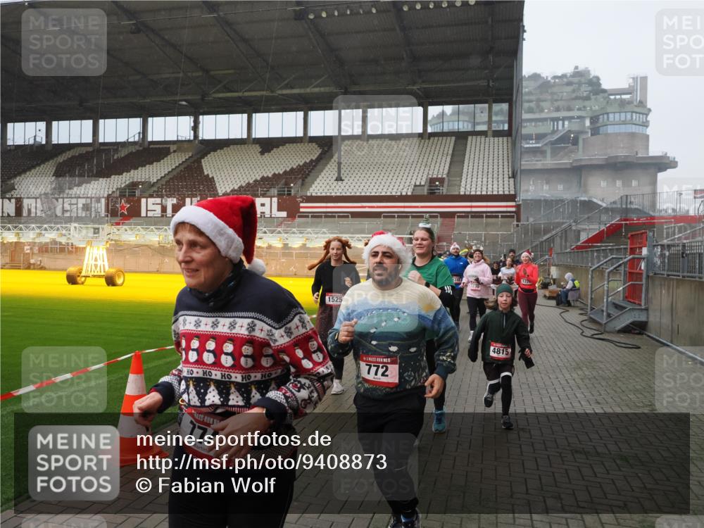 07.12.2025 - St. Pauli X-Mass-Run No. 15 Fabian Wolf http://msf.ph/oto/9408873 07.12.2025 11:08:01 Ziel 271, 286, 293, 629, 635, 653, 772, 774, 1107, 1123, 1129, 1226, 1230, 1249, 1342, 1355, 1378, 1381, 1382, 1383, 1439, 1441, 1460, 1520, 1525, 1809, 1810, 1812, 4798, 4815 meine-sportfotos.de