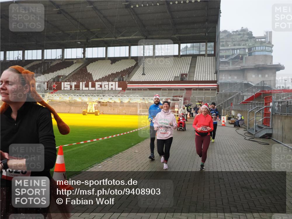 07.12.2025 - St. Pauli X-Mass-Run No. 15 Fabian Wolf http://msf.ph/oto/9408903 07.12.2025 11:08:03 Ziel 286, 293, 629, 635, 653, 772, 774, 1107, 1123, 1129, 1226, 1230, 1249, 1342, 1355, 1378, 1381, 1382, 1383, 1460, 1520, 1525, 1596, 1809, 1810, 4798, 4815 meine-sportfotos.de