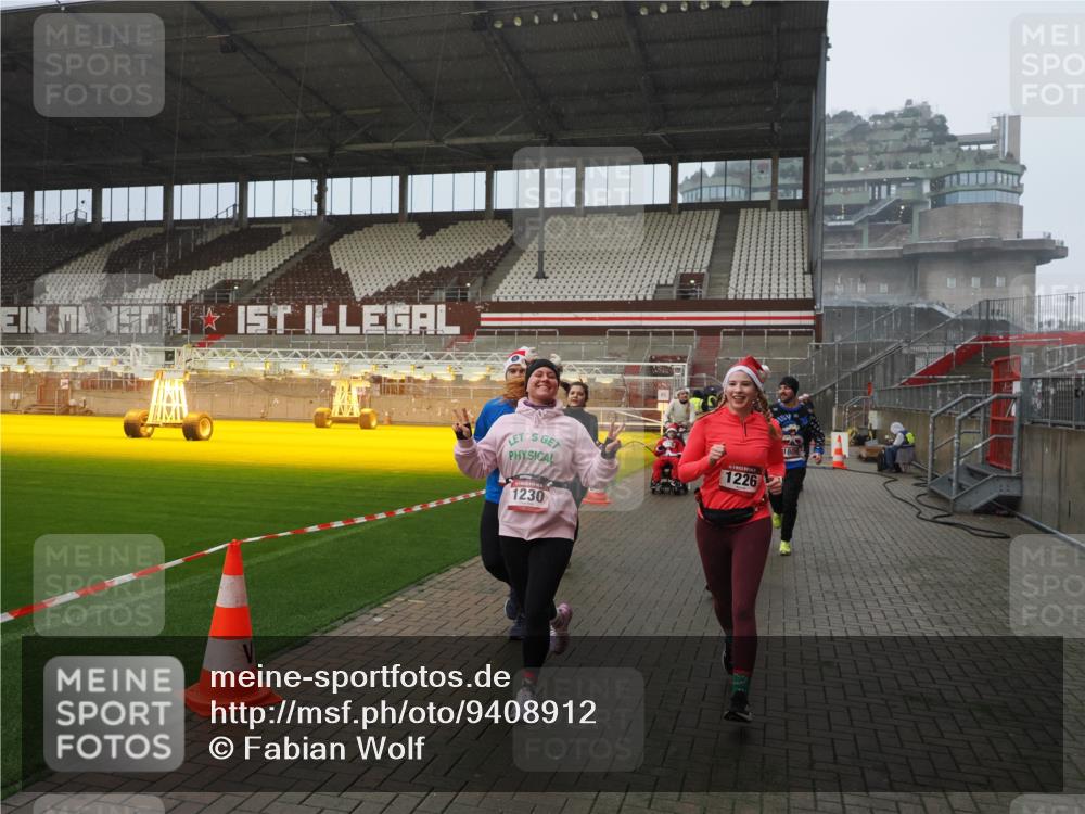 07.12.2025 - St. Pauli X-Mass-Run No. 15 Fabian Wolf http://msf.ph/oto/9408912 07.12.2025 11:08:04 Ziel 286, 293, 629, 635, 653, 772, 774, 1107, 1123, 1129, 1226, 1230, 1249, 1342, 1355, 1378, 1381, 1382, 1383, 1460, 1520, 1525, 1596, 1809, 1810, 4798, 4815 meine-sportfotos.de