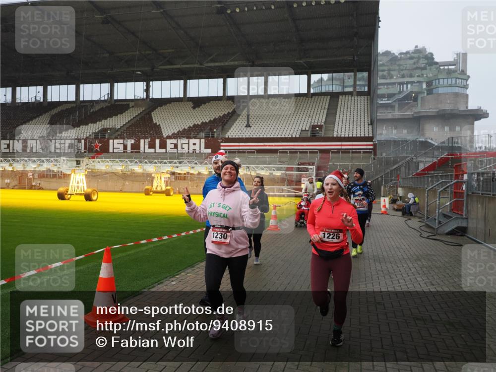 07.12.2025 - St. Pauli X-Mass-Run No. 15 Fabian Wolf http://msf.ph/oto/9408915 07.12.2025 11:08:04 Ziel 286, 293, 629, 635, 653, 772, 774, 1107, 1123, 1129, 1226, 1230, 1249, 1342, 1355, 1378, 1381, 1382, 1383, 1460, 1520, 1525, 1596, 1809, 1810, 4798, 4815 meine-sportfotos.de