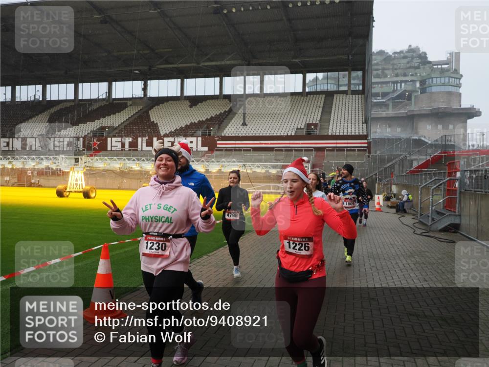 07.12.2025 - St. Pauli X-Mass-Run No. 15 Fabian Wolf http://msf.ph/oto/9408921 07.12.2025 11:08:04 Ziel 286, 293, 629, 635, 653, 772, 774, 1107, 1123, 1129, 1226, 1230, 1249, 1342, 1355, 1378, 1381, 1382, 1383, 1460, 1520, 1525, 1596, 1809, 1810, 4798, 4815 meine-sportfotos.de