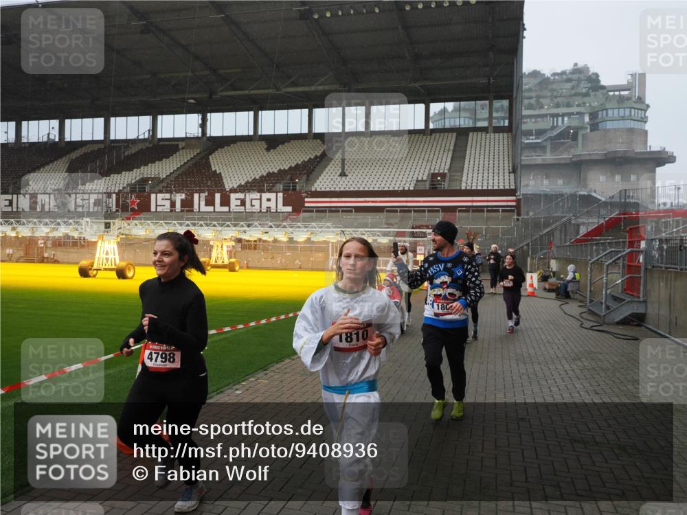 07.12.2025 - St. Pauli X-Mass-Run No. 15 Fabian Wolf http://msf.ph/oto/9408936 07.12.2025 11:08:05 Ziel 286, 293, 629, 635, 653, 772, 774, 1107, 1123, 1129, 1226, 1230, 1249, 1342, 1355, 1378, 1381, 1382, 1383, 1460, 1520, 1525, 1596, 1809, 1810, 4798, 4815 meine-sportfotos.de