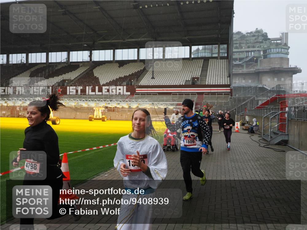 07.12.2025 - St. Pauli X-Mass-Run No. 15 Fabian Wolf http://msf.ph/oto/9408939 07.12.2025 11:08:06 Ziel 286, 293, 629, 635, 653, 772, 774, 1107, 1123, 1129, 1226, 1230, 1249, 1342, 1355, 1381, 1460, 1520, 1525, 1596, 1809, 1810, 4798, 4815 meine-sportfotos.de