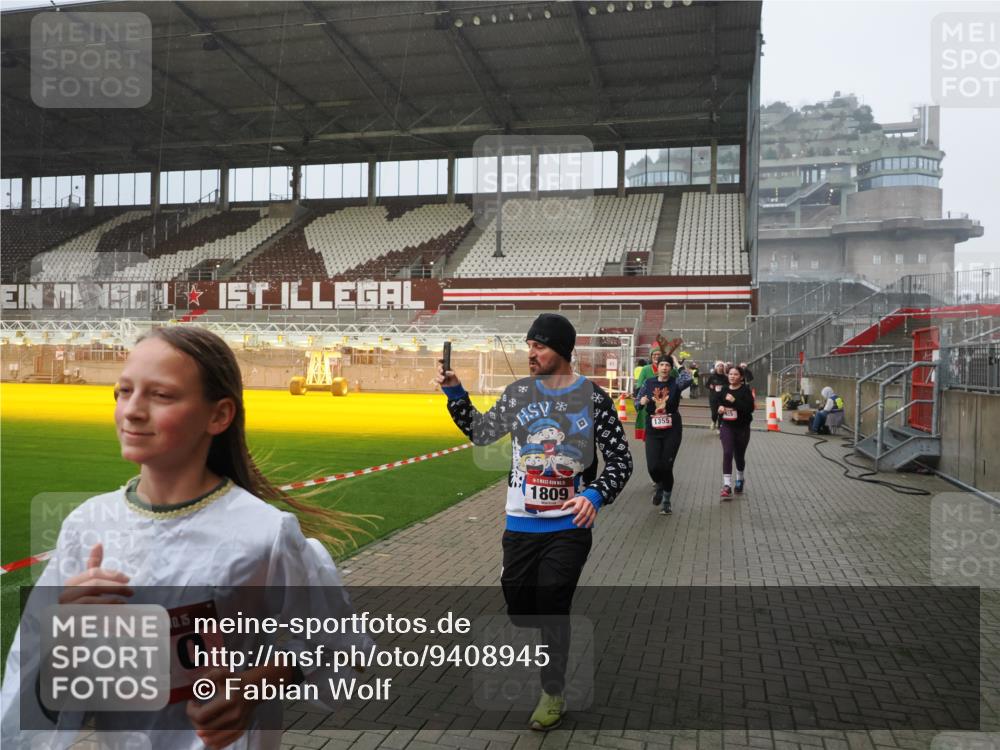 07.12.2025 - St. Pauli X-Mass-Run No. 15 Fabian Wolf http://msf.ph/oto/9408945 07.12.2025 11:08:06 Ziel 286, 293, 629, 635, 653, 772, 774, 1107, 1123, 1129, 1226, 1230, 1249, 1342, 1355, 1381, 1460, 1520, 1525, 1596, 1809, 1810, 4798, 4815 meine-sportfotos.de