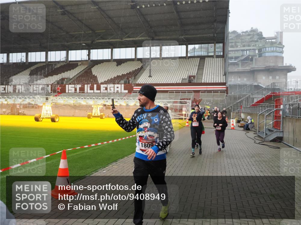 07.12.2025 - St. Pauli X-Mass-Run No. 15 Fabian Wolf http://msf.ph/oto/9408949 07.12.2025 11:08:06 Ziel 286, 293, 629, 635, 653, 772, 774, 1107, 1123, 1129, 1226, 1230, 1249, 1342, 1355, 1381, 1460, 1520, 1525, 1596, 1809, 1810, 4798, 4815 meine-sportfotos.de