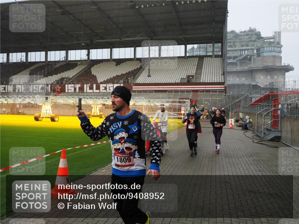 07.12.2025 - St. Pauli X-Mass-Run No. 15 Fabian Wolf http://msf.ph/oto/9408952 07.12.2025 11:08:06 Ziel 286, 293, 629, 635, 653, 772, 774, 1107, 1123, 1129, 1226, 1230, 1249, 1342, 1355, 1381, 1460, 1520, 1525, 1596, 1809, 1810, 4798, 4815 meine-sportfotos.de