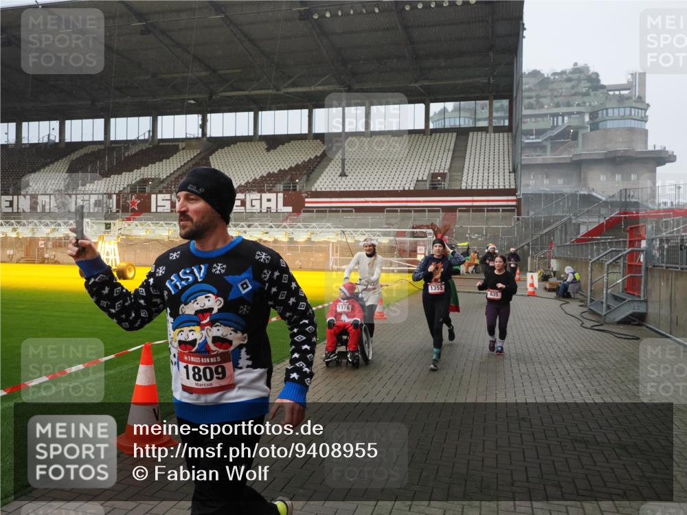 07.12.2025 - St. Pauli X-Mass-Run No. 15 Fabian Wolf http://msf.ph/oto/9408955 07.12.2025 11:08:07 Ziel 629, 635, 653, 772, 774, 1107, 1123, 1129, 1226, 1230, 1249, 1342, 1355, 1520, 1525, 1559, 1596, 1809, 1810, 4798, 4815 meine-sportfotos.de