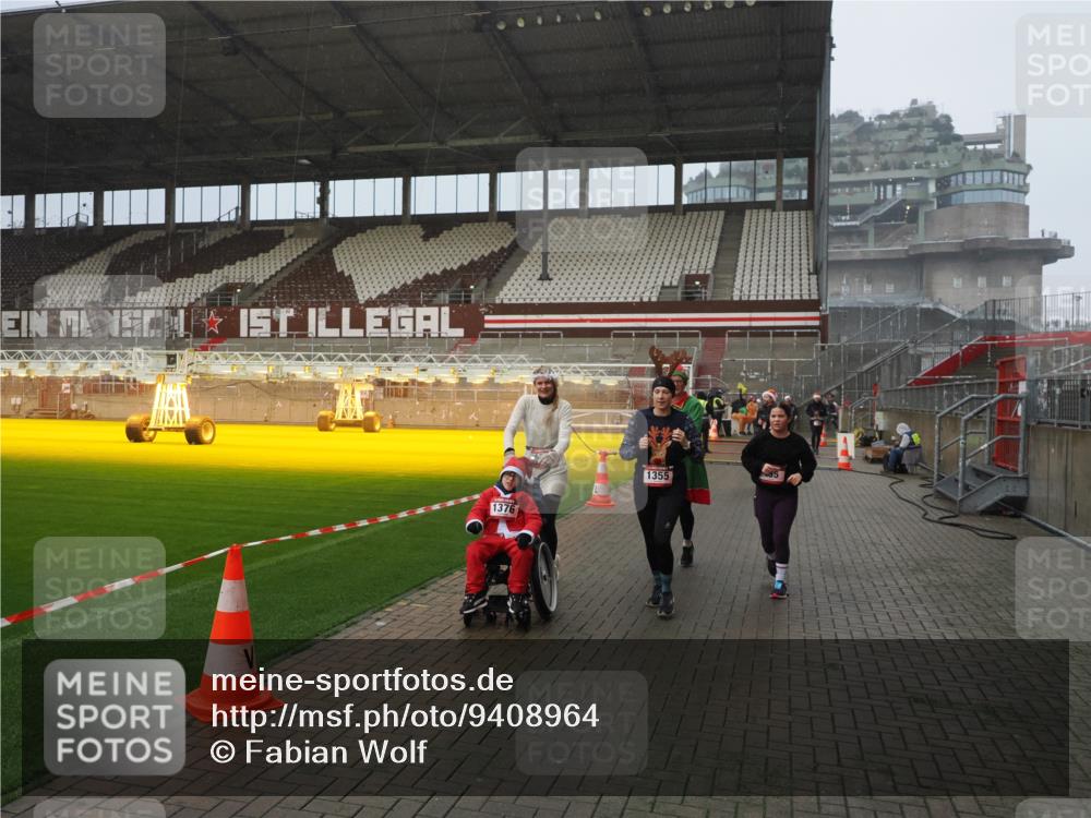 07.12.2025 - St. Pauli X-Mass-Run No. 15 Fabian Wolf http://msf.ph/oto/9408964 07.12.2025 11:08:07 Ziel 629, 635, 653, 772, 774, 1107, 1123, 1129, 1226, 1230, 1249, 1342, 1355, 1520, 1525, 1559, 1596, 1809, 1810, 4798, 4815 meine-sportfotos.de