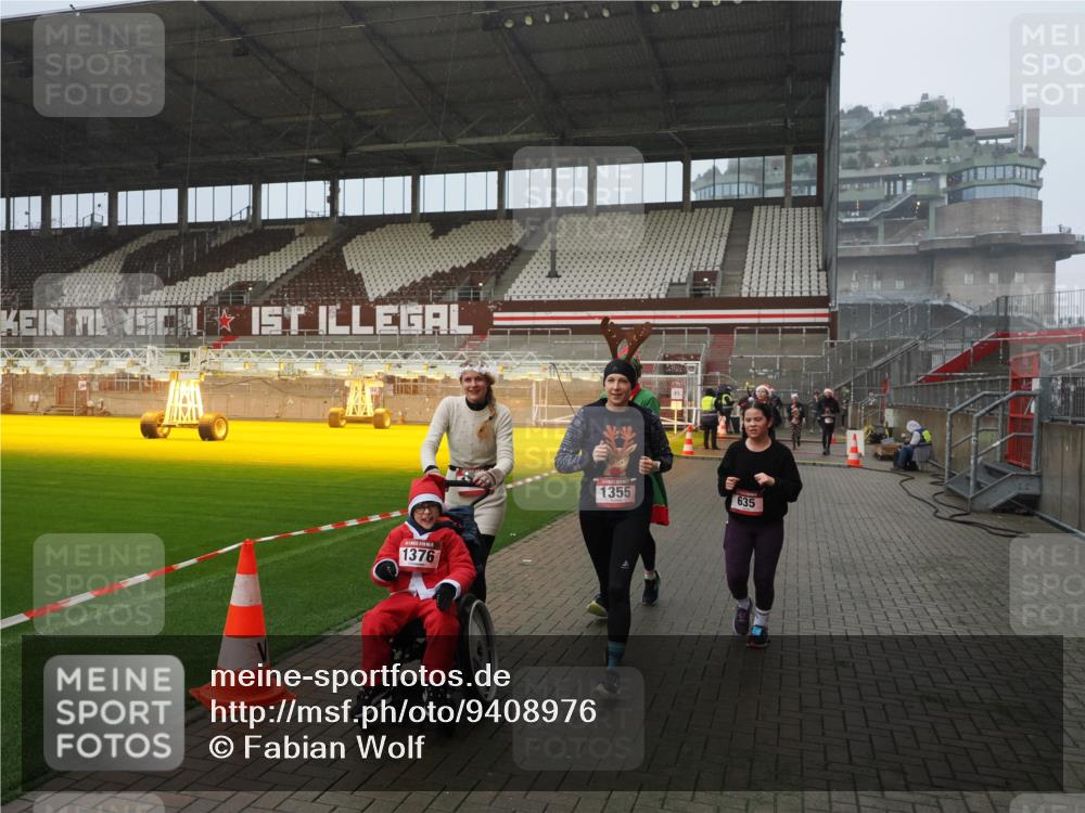 07.12.2025 - St. Pauli X-Mass-Run No. 15 Fabian Wolf http://msf.ph/oto/9408976 07.12.2025 11:08:08 Ziel 629, 635, 653, 772, 774, 1107, 1123, 1129, 1226, 1230, 1249, 1342, 1355, 1520, 1525, 1559, 1560, 1596, 1809, 1810, 4798, 4815 meine-sportfotos.de