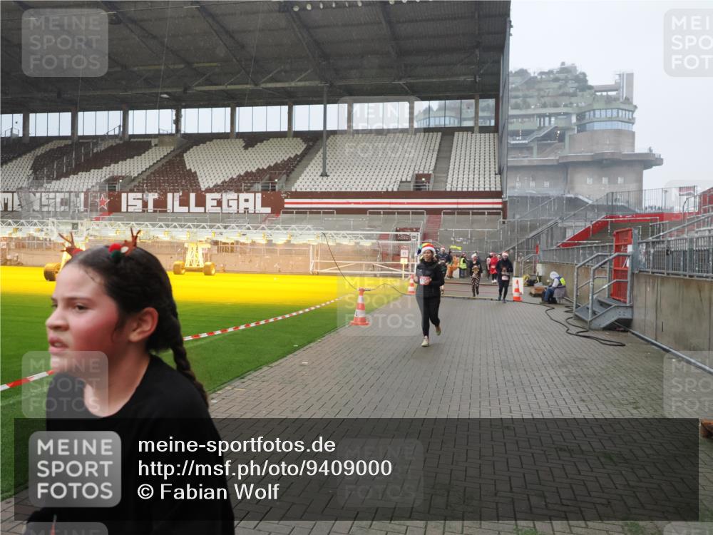 07.12.2025 - St. Pauli X-Mass-Run No. 15 Fabian Wolf http://msf.ph/oto/9409000 07.12.2025 11:08:10 Ziel 100, 629, 635, 653, 772, 774, 1123, 1129, 1226, 1230, 1249, 1342, 1355, 1520, 1525, 1559, 1560, 1596, 1809, 1810, 4798, 4815 meine-sportfotos.de