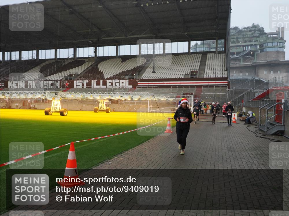 07.12.2025 - St. Pauli X-Mass-Run No. 15 Fabian Wolf http://msf.ph/oto/9409019 07.12.2025 11:08:11 Ziel 100, 629, 635, 653, 772, 1129, 1226, 1230, 1249, 1342, 1355, 1520, 1525, 1559, 1560, 1596, 1809, 1810, 4798, 4815 meine-sportfotos.de