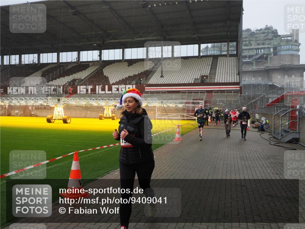 07.12.2025 - St. Pauli X-Mass-Run No. 15 Fabian Wolf http://msf.ph/oto/9409041 07.12.2025 11:08:13 Ziel 100, 629, 635, 653, 1078, 1170, 1226, 1230, 1249, 1342, 1355, 1520, 1525, 1559, 1560, 1596, 1809, 1810, 4798, 4815 meine-sportfotos.de