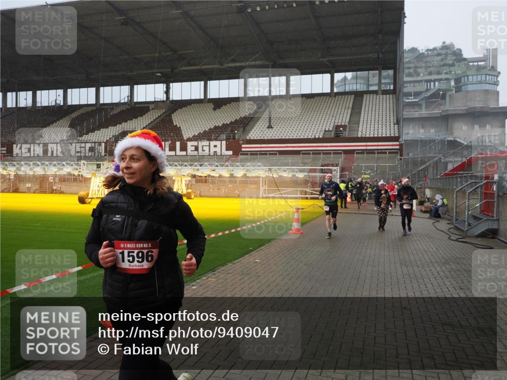 07.12.2025 - St. Pauli X-Mass-Run No. 15 Fabian Wolf http://msf.ph/oto/9409047 07.12.2025 11:08:14 Ziel 100, 396, 629, 635, 758, 1078, 1170, 1226, 1230, 1249, 1342, 1355, 1525, 1559, 1560, 1596, 1809, 1810, 4798, 4815 meine-sportfotos.de