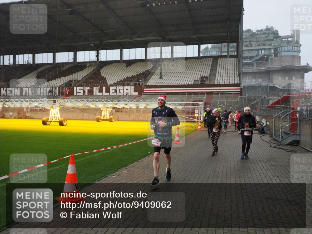07.12.2025 - St. Pauli X-Mass-Run No. 15 Fabian Wolf http://msf.ph/oto/9409062 07.12.2025 11:08:16 Ziel 100, 396, 446, 629, 635, 758, 1078, 1170, 1226, 1249, 1559, 1560, 1596, 1706, 1809, 1810, 4798 meine-sportfotos.de
