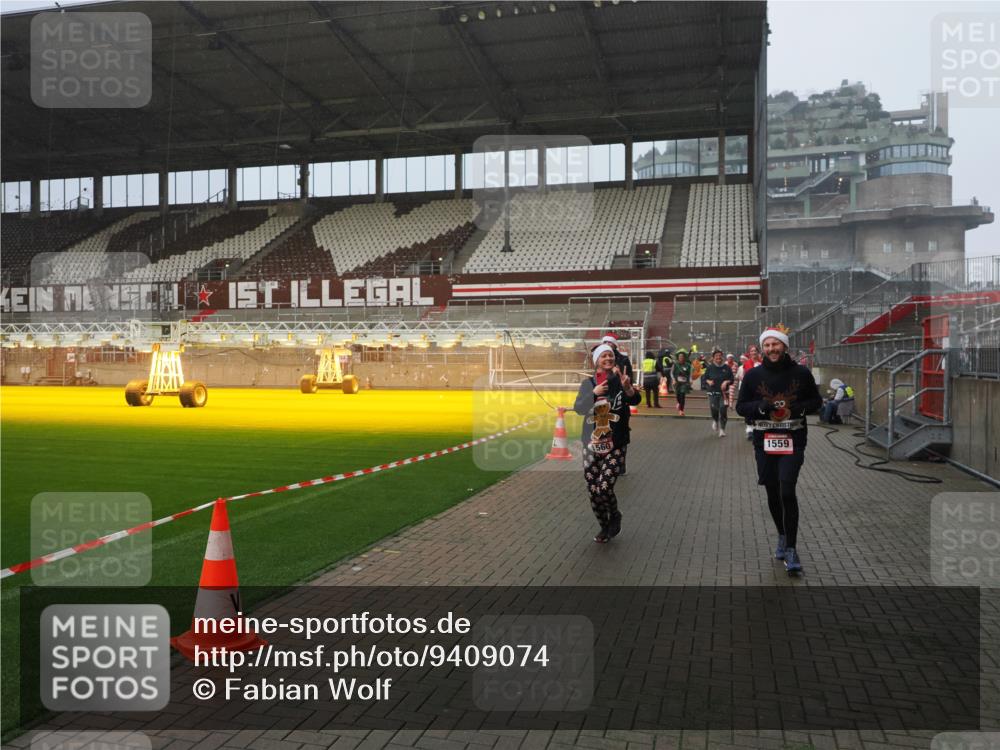 07.12.2025 - St. Pauli X-Mass-Run No. 15 Fabian Wolf http://msf.ph/oto/9409074 07.12.2025 11:08:17 Ziel 100, 396, 446, 629, 635, 758, 1078, 1170, 1559, 1560, 1596, 1706, 1809, 1810, 4798 meine-sportfotos.de