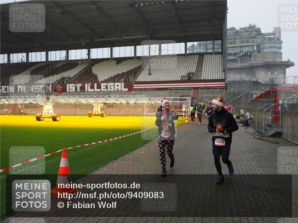 07.12.2025 - St. Pauli X-Mass-Run No. 15 Fabian Wolf http://msf.ph/oto/9409083 07.12.2025 11:08:17 Ziel 100, 396, 446, 629, 635, 758, 1078, 1170, 1559, 1560, 1596, 1706, 1809, 1810, 4798 meine-sportfotos.de