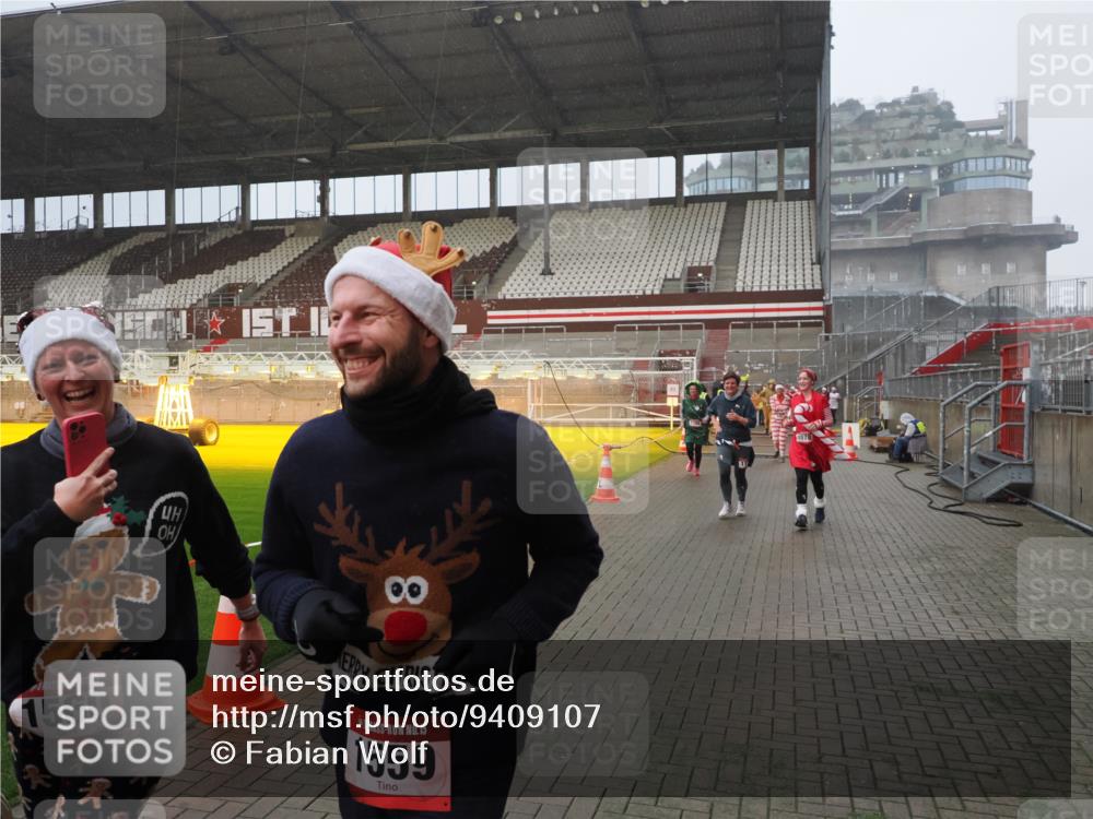 07.12.2025 - St. Pauli X-Mass-Run No. 15 Fabian Wolf http://msf.ph/oto/9409107 07.12.2025 11:08:19 Ziel 100, 396, 446, 629, 635, 758, 1078, 1170, 1559, 1560, 1596, 1706 meine-sportfotos.de