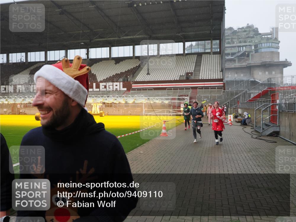 07.12.2025 - St. Pauli X-Mass-Run No. 15 Fabian Wolf http://msf.ph/oto/9409110 07.12.2025 11:08:19 Ziel 100, 396, 446, 629, 635, 758, 1078, 1170, 1559, 1560, 1596, 1706 meine-sportfotos.de