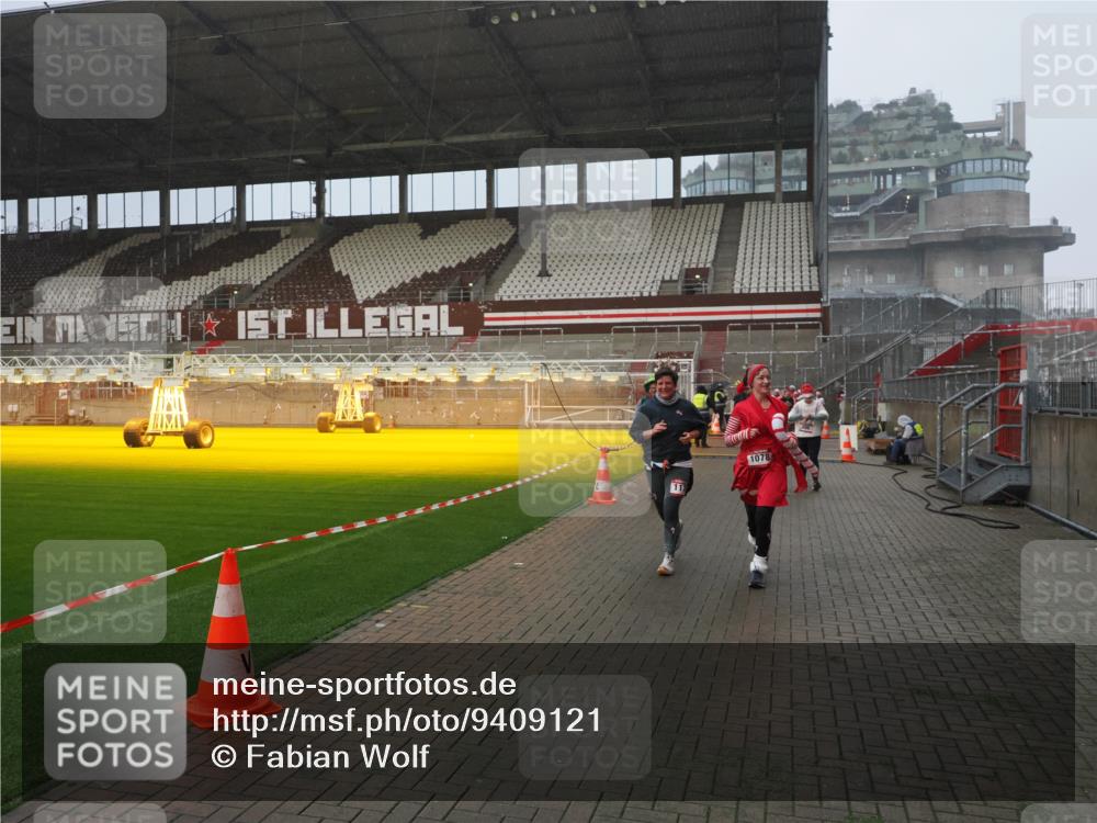 07.12.2025 - St. Pauli X-Mass-Run No. 15 Fabian Wolf http://msf.ph/oto/9409121 07.12.2025 11:08:21 Ziel 100, 152, 155, 166, 396, 446, 758, 784, 1078, 1170, 1559, 1560, 1596, 1706 meine-sportfotos.de