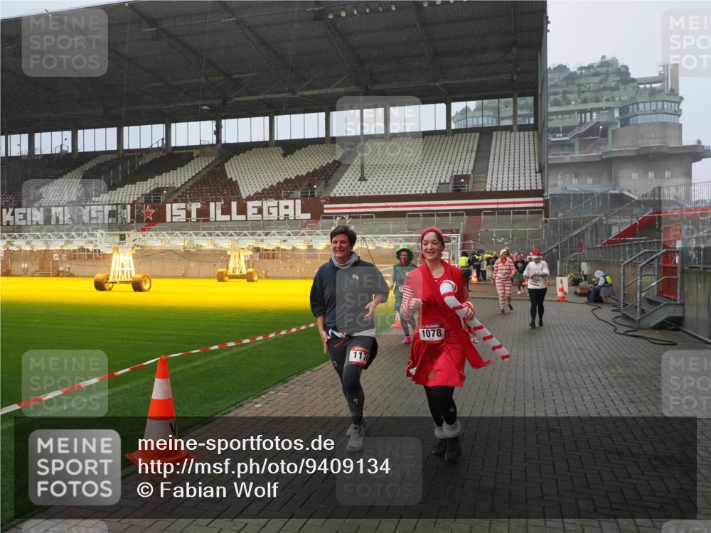 07.12.2025 - St. Pauli X-Mass-Run No. 15 Fabian Wolf http://msf.ph/oto/9409134 07.12.2025 11:08:22 Ziel 100, 152, 155, 166, 396, 446, 758, 784, 1078, 1170, 1184, 1559, 1560, 1596, 1706 meine-sportfotos.de