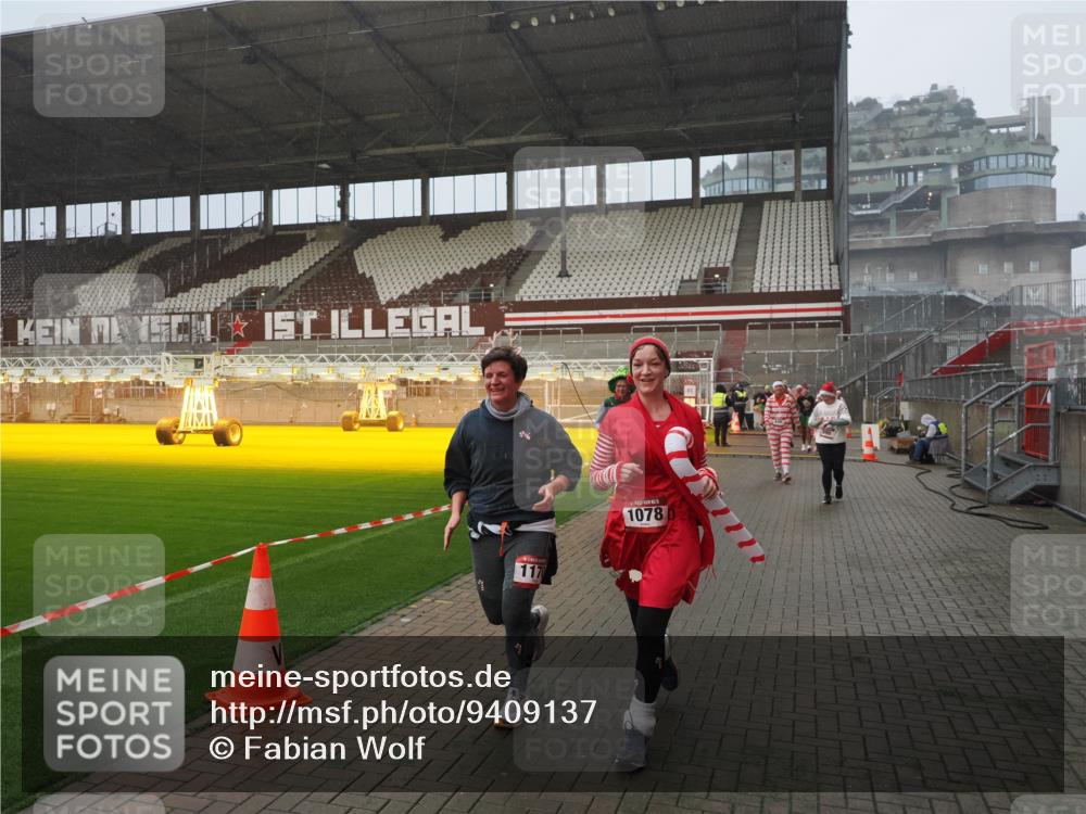 07.12.2025 - St. Pauli X-Mass-Run No. 15 Fabian Wolf http://msf.ph/oto/9409137 07.12.2025 11:08:22 Ziel 100, 152, 155, 166, 396, 446, 758, 784, 1078, 1170, 1184, 1559, 1560, 1596, 1706 meine-sportfotos.de