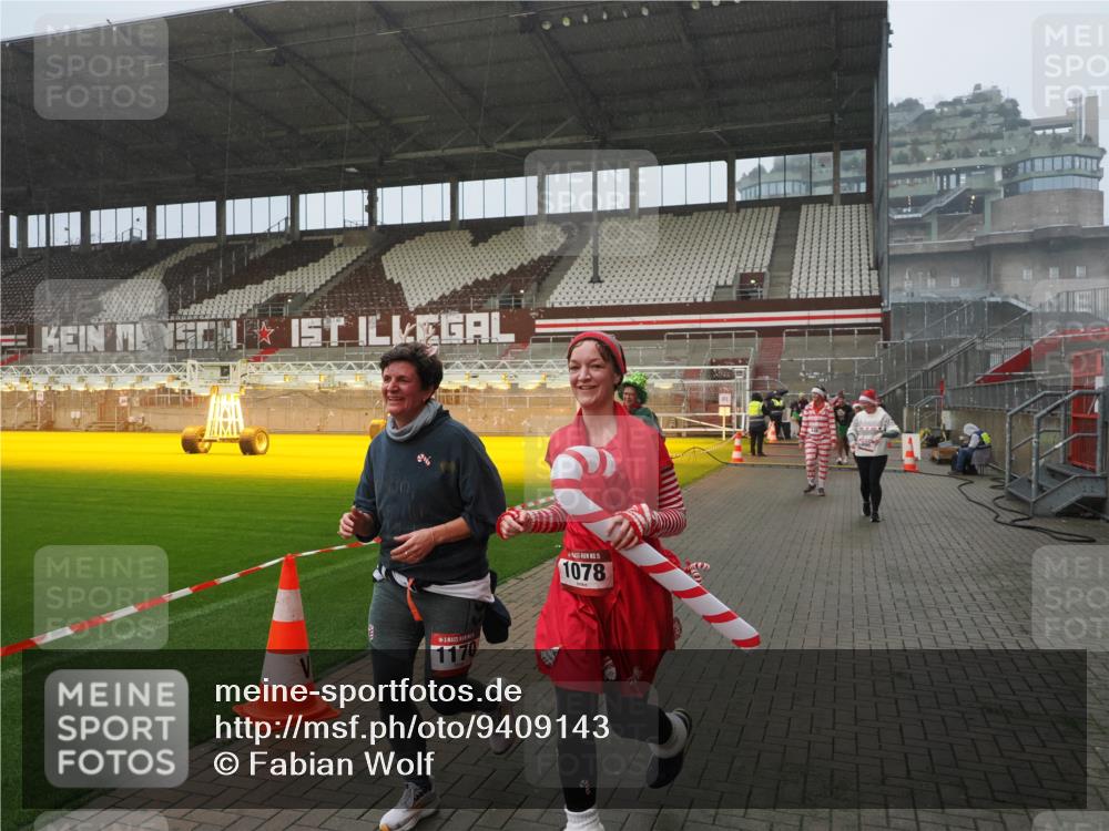 07.12.2025 - St. Pauli X-Mass-Run No. 15 Fabian Wolf http://msf.ph/oto/9409143 07.12.2025 11:08:22 Ziel 100, 152, 155, 166, 396, 446, 758, 784, 1078, 1170, 1184, 1559, 1560, 1596, 1706 meine-sportfotos.de