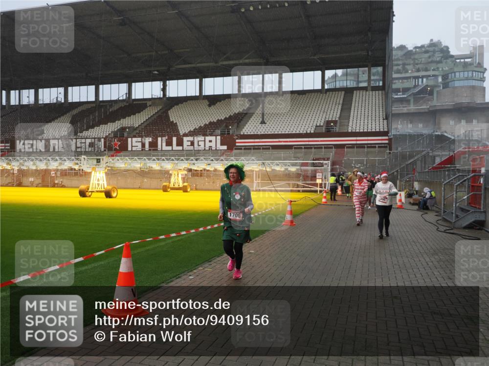 07.12.2025 - St. Pauli X-Mass-Run No. 15 Fabian Wolf http://msf.ph/oto/9409156 07.12.2025 11:08:24 Ziel 100, 152, 155, 166, 396, 446, 758, 784, 1078, 1170, 1184, 1424, 1491, 1559, 1560, 1625, 1706, 2259 meine-sportfotos.de
