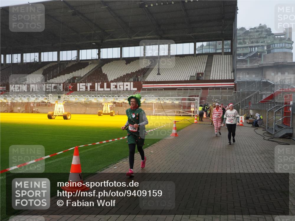 07.12.2025 - St. Pauli X-Mass-Run No. 15 Fabian Wolf http://msf.ph/oto/9409159 07.12.2025 11:08:24 Ziel 100, 152, 155, 166, 396, 446, 758, 784, 1078, 1170, 1184, 1424, 1491, 1559, 1560, 1625, 1706, 2259 meine-sportfotos.de