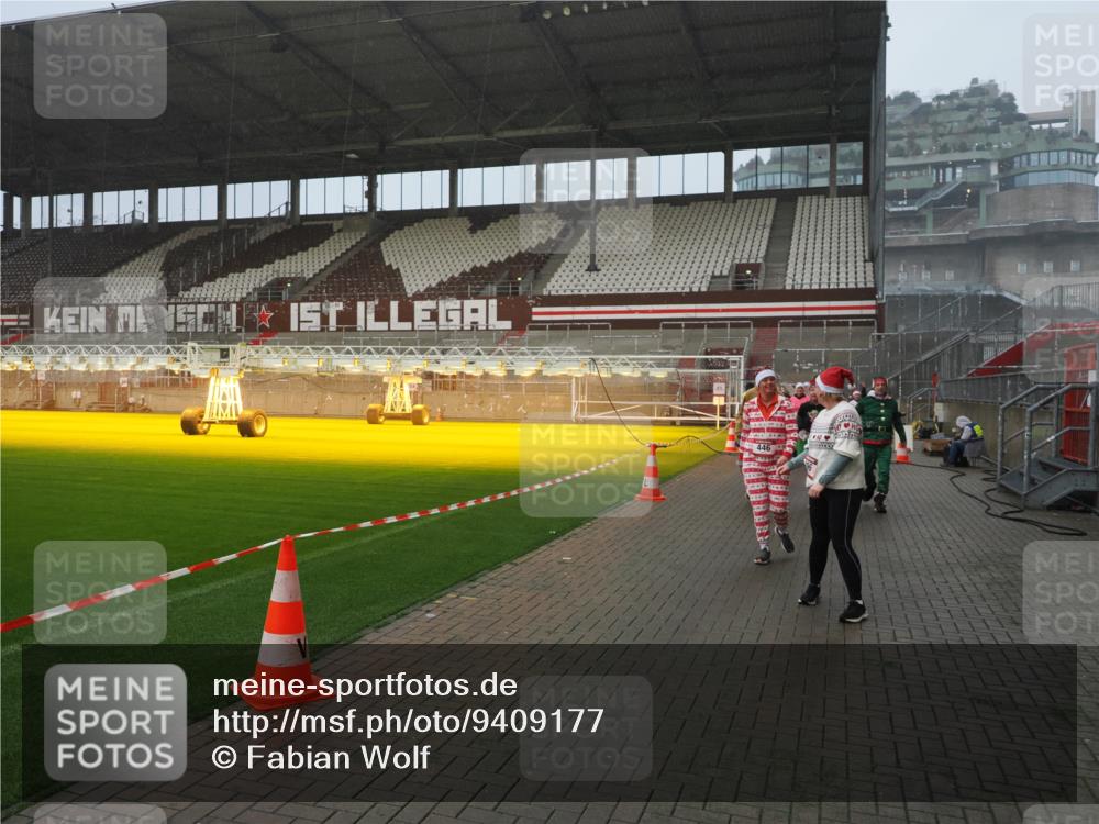 07.12.2025 - St. Pauli X-Mass-Run No. 15 Fabian Wolf http://msf.ph/oto/9409177 07.12.2025 11:08:27 Ziel 100, 152, 155, 166, 396, 446, 758, 784, 1078, 1170, 1184, 1424, 1491, 1559, 1560, 1625, 1706, 2259, 2893, 4584, 4819, 4830 meine-sportfotos.de