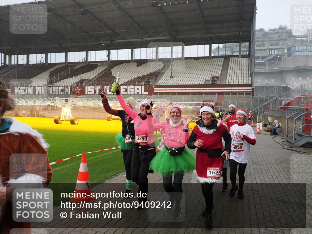 07.12.2025 - St. Pauli X-Mass-Run No. 15 Fabian Wolf http://msf.ph/oto/9409242 07.12.2025 11:08:33 Ziel 152, 155, 166, 396, 446, 758, 784, 1078, 1170, 1184, 1424, 1491, 1625, 1706, 2259, 2893, 4584, 4819, 4830 meine-sportfotos.de
