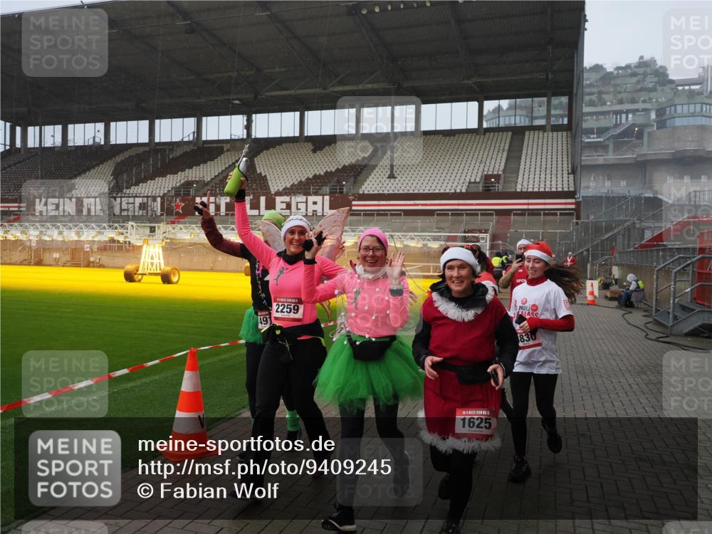 07.12.2025 - St. Pauli X-Mass-Run No. 15 Fabian Wolf http://msf.ph/oto/9409245 07.12.2025 11:08:33 Ziel 152, 155, 166, 396, 446, 758, 784, 1078, 1170, 1184, 1424, 1491, 1625, 1706, 2259, 2893, 4584, 4819, 4830 meine-sportfotos.de
