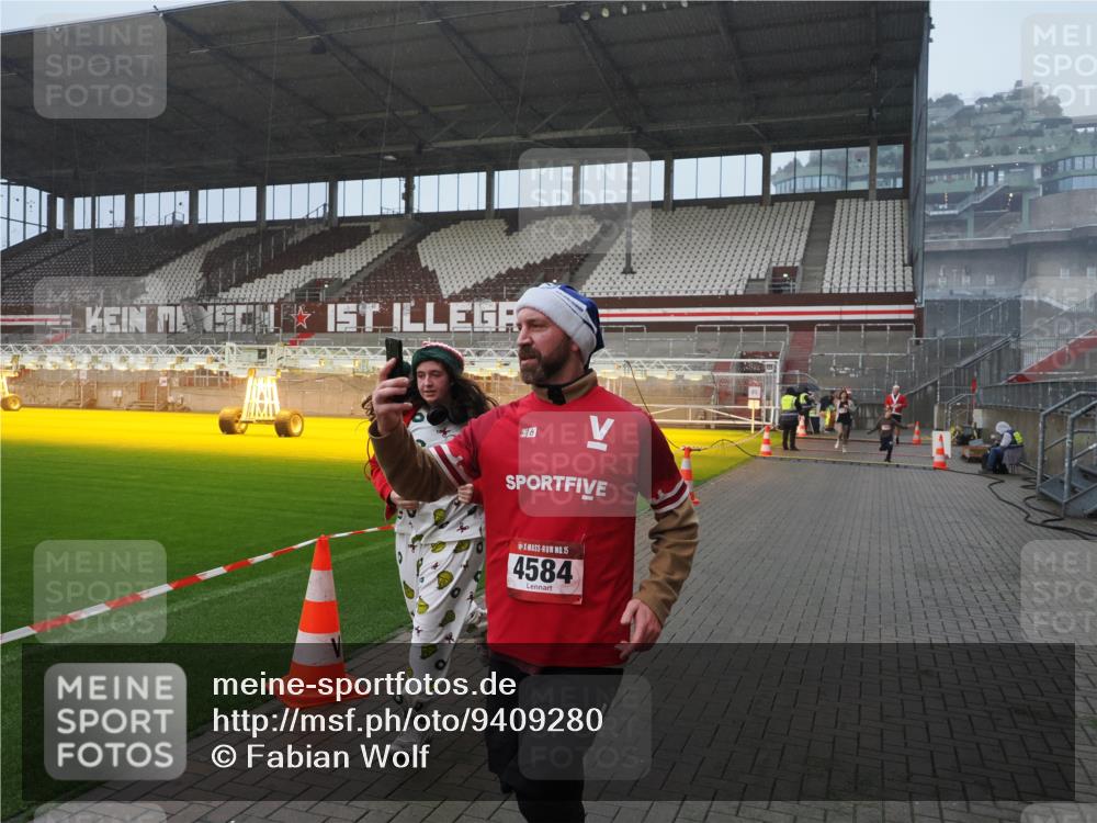 07.12.2025 - St. Pauli X-Mass-Run No. 15 Fabian Wolf http://msf.ph/oto/9409280 07.12.2025 11:08:36 Ziel 152, 155, 166, 446, 784, 1184, 1412, xxxx, 1424, 1491, 1625, 2259, 2893, 4584, 4819, 4830 meine-sportfotos.de