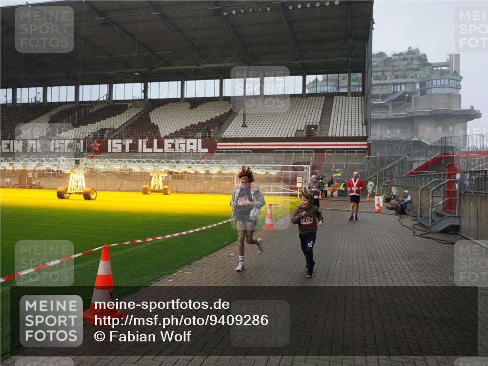 07.12.2025 - St. Pauli X-Mass-Run No. 15 Fabian Wolf http://msf.ph/oto/9409286 07.12.2025 11:08:42 Ziel 1184, 1412, xxxx, 1424, 1464, 1491, 1625, 2259, 2893, 4471, 4584, 4819, 4830 meine-sportfotos.de