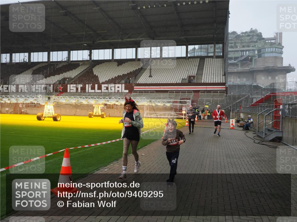 07.12.2025 - St. Pauli X-Mass-Run No. 15 Fabian Wolf http://msf.ph/oto/9409295 07.12.2025 11:08:42 Ziel 1184, 1412, xxxx, 1424, 1464, 1491, 1625, 2259, 2893, 4471, 4584, 4819, 4830 meine-sportfotos.de
